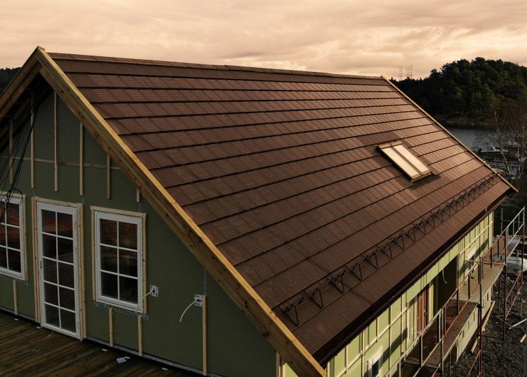 Hus i mandal med Skarpnes Flat og solcelletakstein.